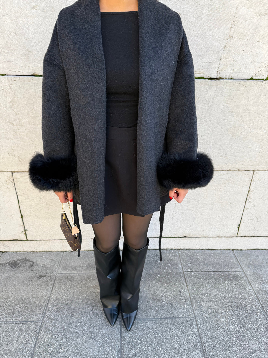 BLACK WOOL COAT WITH FUR - Luxurise - manteau-en-laine-noir-a-fourrure-1 - 