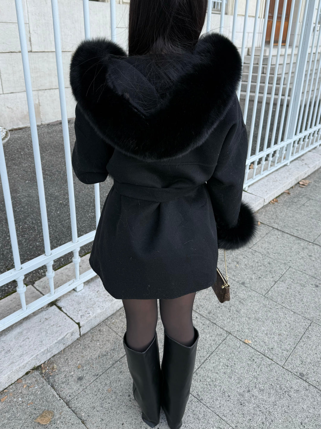 BLACK WOOL AND FUR COAT WITH HOOD - Luxurise - manteau-en-laine-et-en-fourrure-noire-a-capuche - 