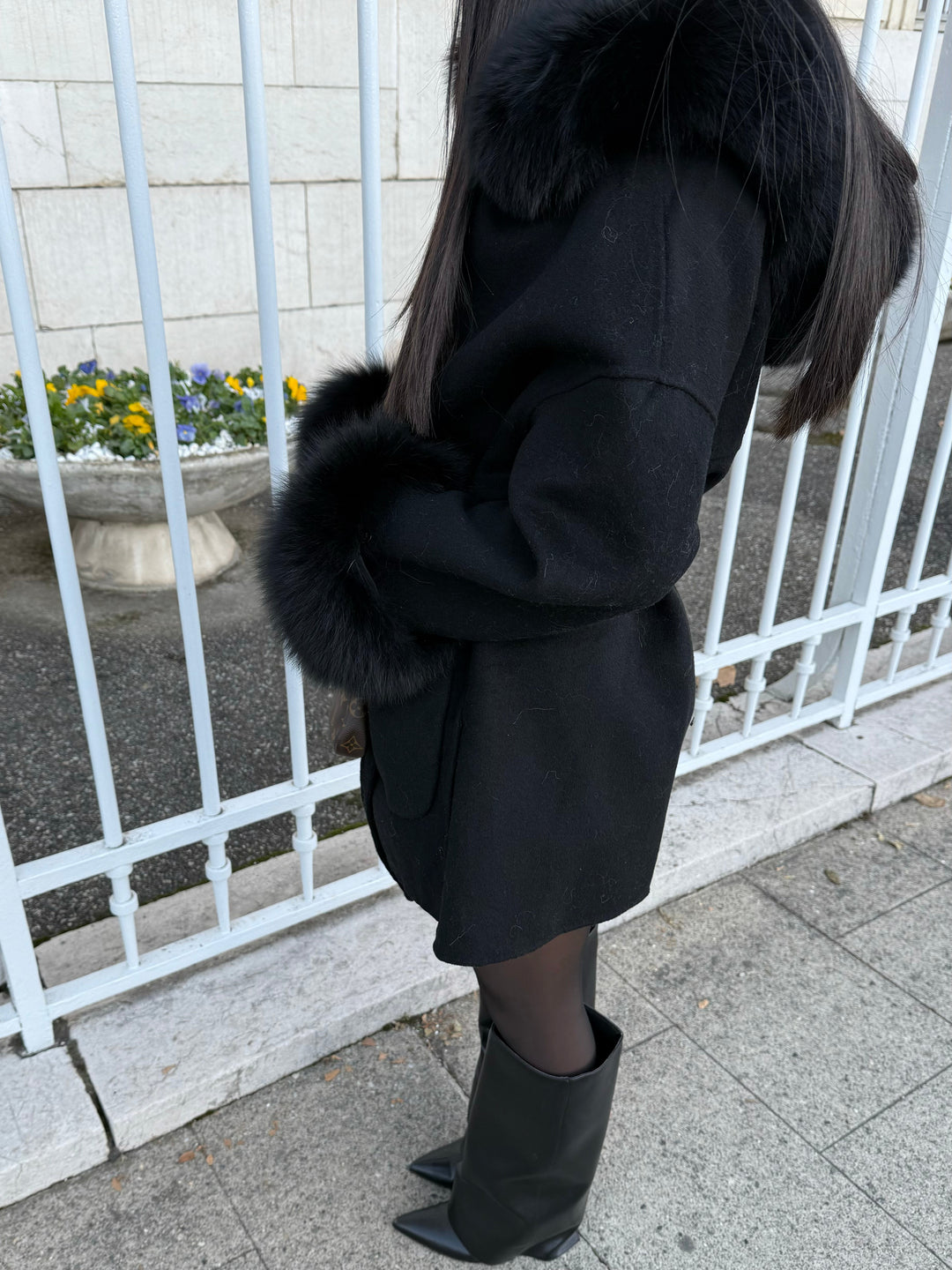 BLACK WOOL AND FUR COAT WITH HOOD - Luxurise - manteau-en-laine-et-en-fourrure-noire-a-capuche - 